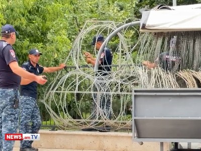 Police install barbed wire on street running along Armenia parliament side entrance
