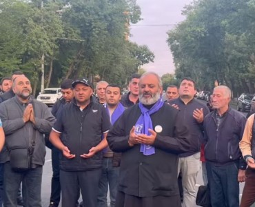 New day on Yerevan’s Marshal Baghramyan Avenue begins with reciting of the Lord's Prayer (VIDEO)