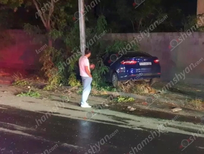 Բագրատունյաց փողոցում բախվել են «Ford», «Opel» և «Nissan Tida» մեքենաները. ապա «Ford»-ն արմատախիլ է արել ծառը
