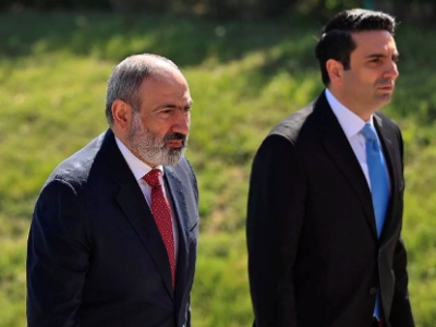 Նիկոլ Փաշինյանն ու Ալեն Սիմոնյանը զբոսնում են ԱԺ այգում՝ մոտենալով Բաղրամյան պողոտային, որտեղ ցուցարարներն են