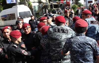 Special police forcibly detain protester on Yerevan street that runs along entrance to PM’s residence