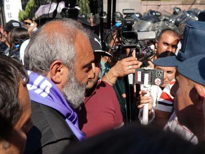 Բագրատ Սրբազանը կոչ արեց ցուցարարներին արգելափակել ԱԺ մուտքն ու ելքը. ոստիկանությունը սպառնում է ուժ կիրառել