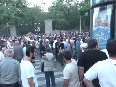 Nikol Pashinyan quickly left parliamentary chamber while talking on phone