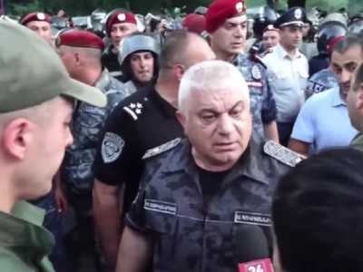«Լավ են արել, մի հատ հաշվեք, թե քանի շիշ է գլխիս ընկել». Ոստիկանապետը՝ լուսաձայնային նռնակներ կիրառելու մասին