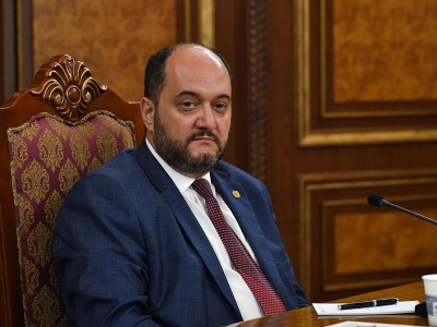 Բագրատ Ֆեյքազանը քիչ առաջ սուտը ստի հետևից շաղ տվեց Կառավարության շենքի դիմաց. Արայիկ Հարությունյան