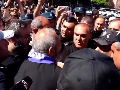 Situation gets tense outside Armenia government building