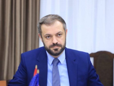 Գործ ունենք ոչ թե հոգևորականի, այլ ռեվանշիստ, բիզնեսմեն տերտերի հետ, թույլ չենք տա կղերապետություն․ Պապոյան
