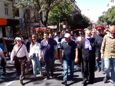 Քաղաքացիները Բագրատ Սրբազանի գլխավորությամբ երթով շարժվում են դեպի Բաղրամյան պողոտա