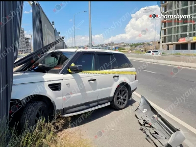 Երևանում «Land Rover Sport»-ը ճանապարհին բախվել է բետոնե արգելապատնեշներին, շրջել դրանք