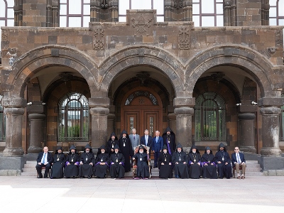 Գերագույն հոգևոր խորհուրդը խոր մտահոգությամբ անդրադարձ կատարեց ներքաղաքական խնդիրներին, անվտանգային մարտահրավերներին