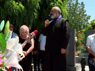 Opposition movement leader Archbishop Bagrat Galstanyan visits Yerevan military pantheon