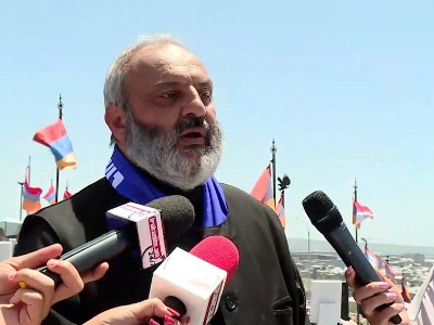 Ասաց՝ սև մեքենա էր, կարծեմ՝ ներկայացել են ԱԱԾ-ից. Սրբազանը՝ Սուրեն Պետրոսյանի՝ հունիսի 12-ի անհետացման մասին