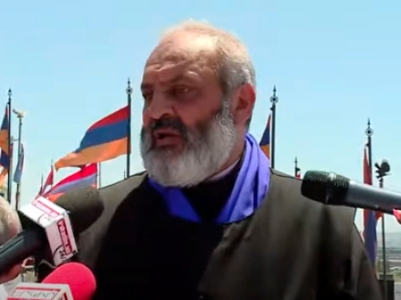 Մարդիկ կառչած չեն մանդատներից, վայր կդնեն այն ժամանակ, երբ արդյունավետ լինի. Սրբազան