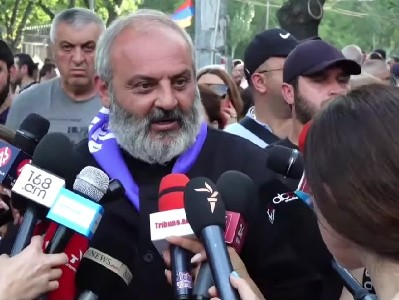 Այդ մարդը ուղեղ չունի. Բագրատ Սրբազանը՝ Ալեն Սիմոնյանին