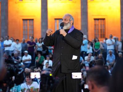 Անասնագոմ էր նվիրում. կարծես, իրենց հոր տնից են բերել էդ գումարները, որ իրենց կողմից էլ նվիրում են. Բագրատ Սրբազան