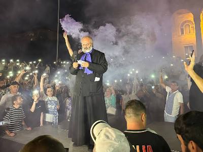 Лидер движения «Во имя Родины» не исключил, что оппозиционные депутаты могут сложить мандаты