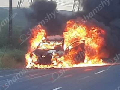 В Армении при невыясненных обстоятельствах сгорел автомобиль