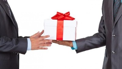 «Փաստ». Ե՞րբ է հանրային ծառայողը պարտավոր ստացած նվերը հանձնել համապատասխան կառույցին. նախագիծ