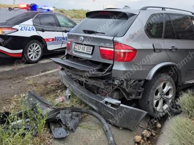 Крупное ДТП в Арагацотне: автомобиль врезался в камни и песчаные насыпи