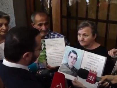 Родители погибших в мирных условиях военнослужащих провели акцию протеста у здания Правительства Армении
