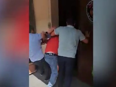В Ереване в глаза женщины плеснули каким-то веществом и сорвали с шеи цепочку
