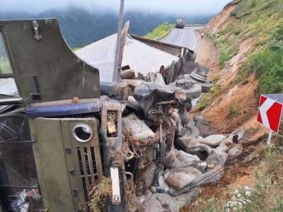 Քաջարան-Մեղրի ավտոճանապարհին KamAZ մակնիշի բեռնատարը բախվել է բետոնե արգելապատնեշին և կողաշրջվել․կա զոհ