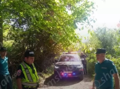 Վայոց ձորի Հորբատեղ համայնքում հողային զանգվածը սահել և լցվել է փողոցը. ճանապարհը երկկողմանի փակվել է