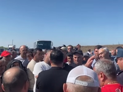 «Ուժ կիրառեք, բռնեք տարեք». Գյուղացիները փակել են Ապարան-Երևան մայրուղին, բողոքում են հողերը գերակա շահ ճանաչելու դեմ