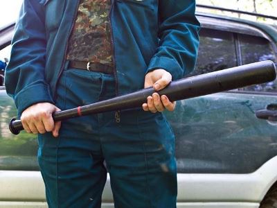 В Ереване мужчина избил братьев битой