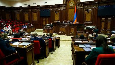 «Հրապարակ». Արտահերթից առաջ եւ հետո՝ ռելաքս. Խորհրդարանը տուրբազա է հիշեցնում