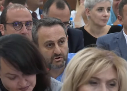 Դիտմա՞մբ եք անում, որ ժողովուրդը քշելուց քֆրտի, փոսը լցնում եք, մի շաբաթ հետո անձրևը քանդում ա. Զառուկյանը՝ Ավինյանին