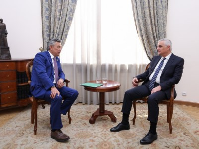 Мгер Григорян принял Бахита Султанова