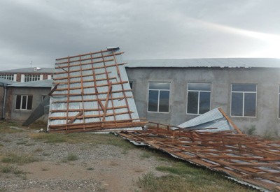 Քամու հետևանքով Երևանում և մի քանի մարզերում վնասվել են տանիքների ծածկեր, թիթեղներ, տապալվել են ծառեր