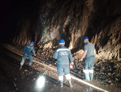Գիշերը Մեղրի-Լեհվազ ավտոճանապարհին քարաթափում է տեղի ունեցել. ճանապարհը դարձել է միակողմանի երթևեկելի