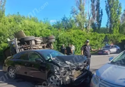 Հրազդան-Չարենցավան ճանապարհին բախվել են «Toyota»-ն ու «ԶԻԼ»ը. վերջինս կողաշրջվել է. ճանապարհը մասամբ փակվել է