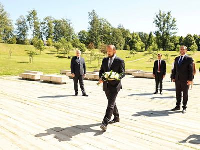 Глава МИД Армении в Таллине возложил цветы к памятнику жертвам коммунизма