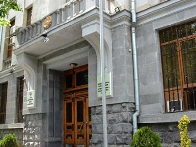 Քաղաքացին օրը ցերեկով միզել է գլխավոր դատախազության շենքի դռան վրա և հեռացել. aravot.am
