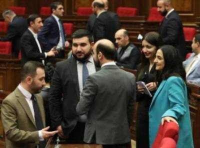 «Հրապարակ». ՔՊ-ականներն անցել են ժեստերի լեզվին. ձեռքով մորուք են ցույց տալիս՝ հասկացնելով, որ խոսքը Փաշինյանի մասին է