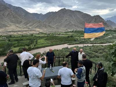 «Հրապարակ». Ո՞ւմ տանն է հյուրընկալվել Բագրատ Սրբազանը