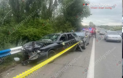 В Котайке автомобиль врезался в свадебный кортеж: есть погибший, четверо ранены