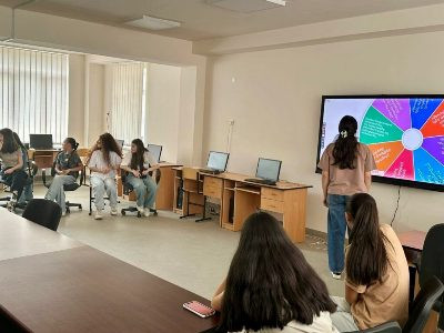 «Իմ Քայլը» հիմնադրամը ինտերակտիվ դիսփլեյներ է նվիրաբերել Գորիսի թիվ 1 ավագ և Շաղաթի միջնակարգ դպրոցներին