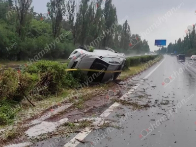 Կոտայքի մարզում «Toyota»-ն բախվել է ծառերին, ապա բաժանարար գոտու երկաթե արգելապատնեշներին ու կողաշրջվել