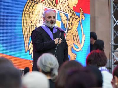 Շնորհավորում եմ հայրենիք ունեցող մարդկանց, պետությունն իրենց ուսերին կրող մարդկանց. Բագրատ Սրբազան