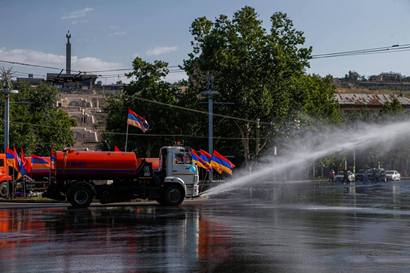 Վարդավառի տոնի կապակցությամբ ջրցան մեքենաները անցել են հրապարակով, կշրջեն Երևանի վարչական շրջաններում