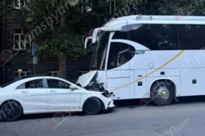 Mercedes врезался в припаркованный автобус в Ереване: есть пострадавшие