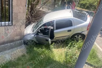 Երևանում 18-ամյա վարորդը «Opel»-ով բախվել է պաշտպանիչ երկաթե ճաղավանդակներին, կոտրել ծառն ու բախվել շենքին