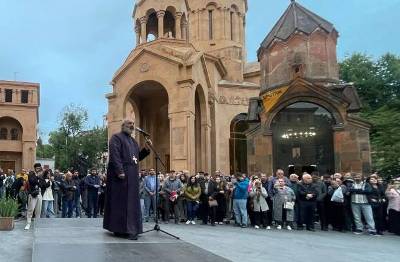 «Հրապարակ». Սրբազան շարժումն ակտիվ ներքին վերադասավորումների է անցել