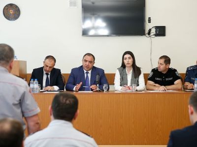 ՆԳ նախարարը Սյունիքում աշխատանքային խորհրդակցություններ է անցկացրել ոստիկանների և փրկարարների հետ
