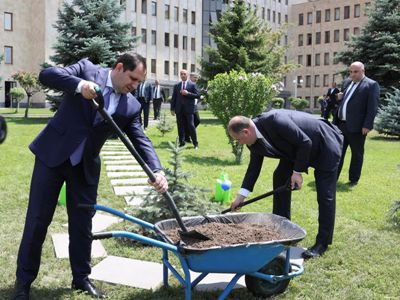 Վրաստանի պաշտպանության նախարարը ՊՆ վարչական համալիրի տարածքում անվանական եղևնի է տնկել
