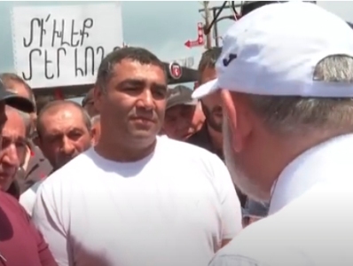 Жители села Варденут встретили Пашиняна с плакатами: «Не отнимайте наши земли»